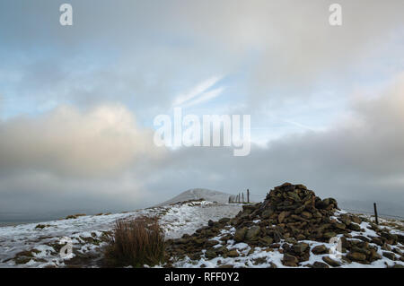 Sur le chemin retour Tor Cairn dans la neige, l'espoir Vallée, Peak District, Derbyshire, Royaume-Uni Banque D'Images