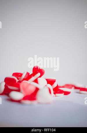 Coeurs Haribo sur fond gris Banque D'Images