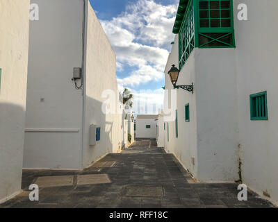 Le passage à l'océan entre les maisons à Costa Teguise sur l'île de Lanzarote. Îles Canaries. Banque D'Images