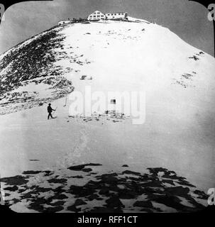 Au début du xxe siècle une photographie montrant l'hôtel au sommet de la Faulhorn, une montagne des Alpes Bernoises, situé entre le lac de Brienz et Grindelwald dans l'Oberland en Suisse par voie terrestre. Le sommet est à 2 681 mètres de haut. Un homme seul alpiniste peut être vu sur les pentes inférieures. Banque D'Images