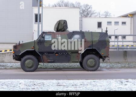 Vue d'un convoi protégé et de véhicule de patrouille de l'Armée Fédérale Allemande, genre Dingo 1, stationné au bord de la route. Banque D'Images