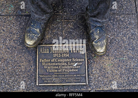Statue en bronze d'Alan Mathison Turing, Sackville Gardens, Gay Village Canal St, Manchester, Lancs, Angleterre, Royaume-Uni, M1 Banque D'Images
