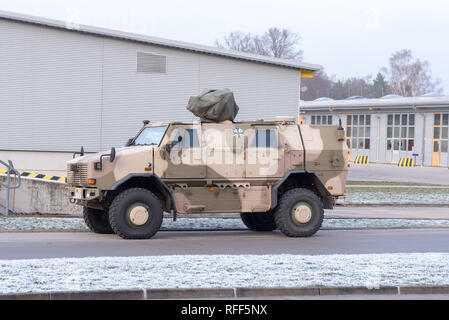 Vue d'un convoi protégé et de véhicule de patrouille de l'Armée Fédérale Allemande, genre Dingo 1, stationné au bord de la route. Banque D'Images