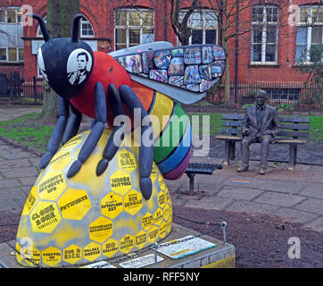 Abeille dans la ville - Jardins Sackville avec Alan Turing, Gay Village, Canal St, Manchester, Lancashire, England, UK Banque D'Images