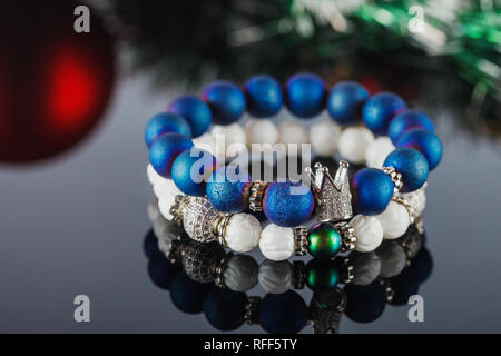 La femme exquise bracelets faits de pierres naturelles, de l'agate et quartz de sucre avec des accessoires qui sont incrustés de cubic zirconias. Close-up. Studio Banque D'Images