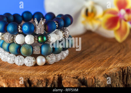 La femme exquise bracelets faits de pierres naturelles, de l'agate et quartz de sucre avec des accessoires qui sont incrustés de cubic zirconias. Close-up. Studio Banque D'Images