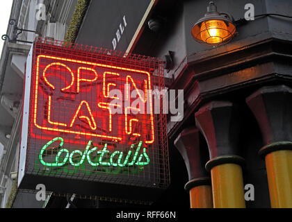 Ouvert tard pour les cocktails, un bar à cocktails en néon, Stevenson Square, NorthernQuarter, Manchester, Angleterre, Royaume-Uni, M1 1DN Banque D'Images