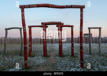 Pömmelte, Allemagne - le 22 janvier 2019 : vue sur le site Ringheiligtum Pömmelte "culte". Le sanctuaire, entouré par des collines, des fossés et des poteaux de bois, w Banque D'Images