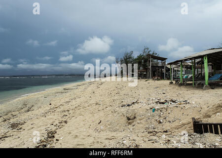 SERANGAN, BALI, INDONÉSIE - 26 novembre 2013 : Surf à Serangan plage un jour de pluie. Banque D'Images