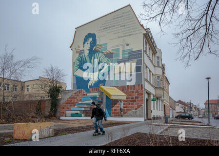 Burg, Allemagne - le 26 décembre 2018 : Une peinture murale dans le quartier Ville de Burg commémore l'écrivain Brigitte Reimann. L'auteur de 'Franziska Lin Banque D'Images