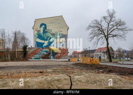 Burg, Allemagne - le 26 décembre 2018 : Une peinture murale dans le quartier Ville de Burg commémore l'écrivain Brigitte Reimann. L'auteur de 'Franziska Lin Banque D'Images