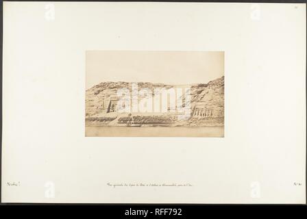 Vue générale des Spéos de Phré et d'Athor, à Abousembil, prise de l'île. Artist : Maxime Du Camp (Français, 1822-1894). Dimensions : Image : 5 1/4 x 8 7/16 in. (13,3 × 21,5 cm) Mont : 18 × 12 11/16 5/16 in. (47,5 × 31,2 cm). Date : mars 29, 1850. Musée : Metropolitan Museum of Art, New York, USA. Banque D'Images