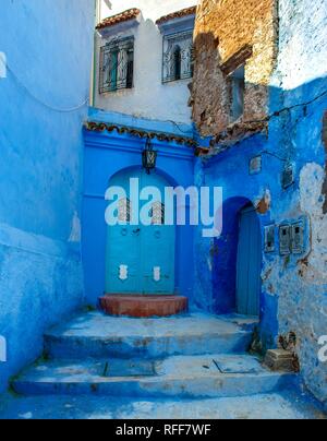 Ruelle étroite, bleu porte d'entrée, maison bleue, Médina de Chefchaouen, Chaouen, Tangier-Tétouan, Maroc Banque D'Images