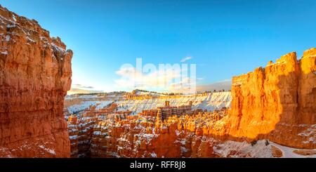 Amphithéâtre dans la lumière du matin, bizarre couverte de neige paysage rocheux avec cheminées en hiver, Navajo Loop Trail Banque D'Images