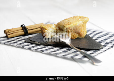 Une Torrija espagnole, un traitement similaire à Pâques (French Toast) fait en trempant les tranches de pain dans le lait, puis baigné dans l'œuf battu et frites à l'huile Banque D'Images