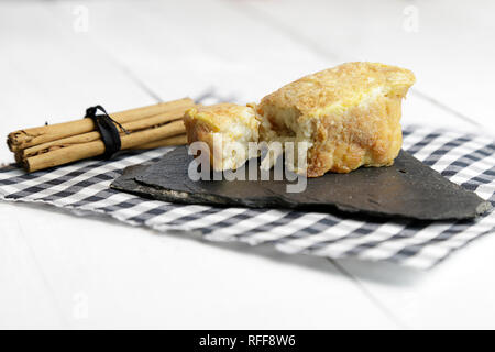 Une Torrija espagnole, un traitement similaire à Pâques (French Toast) fait en trempant les tranches de pain dans le lait, puis baigné dans l'œuf battu et frites à l'huile Banque D'Images