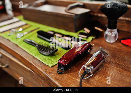 Outils de coiffure sur fond de bois table avec des machines électriques. Banque D'Images