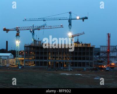 |DEU Allemagne Düsseldorf : Construction site près de l'aéroport de Düsseldorf. La construction de nouveaux immeubles de bureaux la nuit Banque D'Images