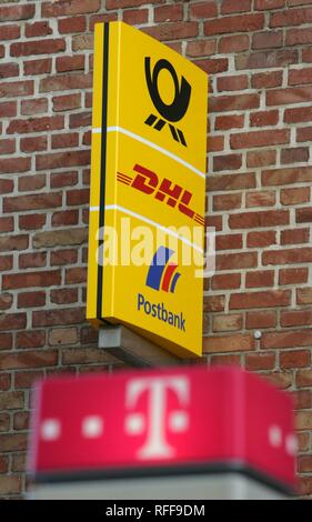 DEU, Allemagne, Bottrop : Logo de l'allemand services de courrier électronique, DHL et Postbank. Logo T-Com Banque D'Images