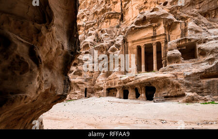 Vue magnifique sur la belle petite Petra site. Petra est un site classé au patrimoine mondial, ville historique et archéologique dans le sud de la Jordanie. Banque D'Images