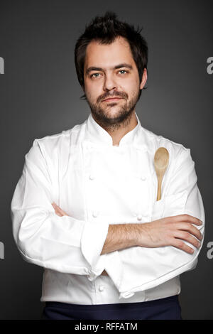 Beau chef posing avec mains croisées Banque D'Images