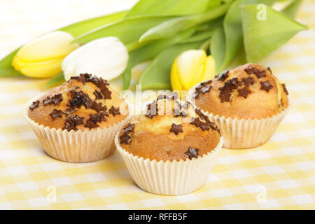 Accueil des muffins avec des tulipes en arrière-plan Banque D'Images