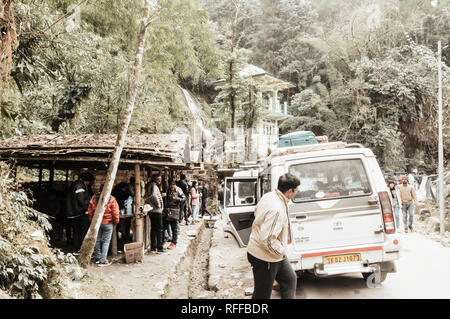 Lachung, Sikkim, Inde, Gangtok, 1er janvier 2019 : les personnes prenant une halte près de Butterfly Cascades ou chutes des sept Sœurs sur le chemin rout Banque D'Images