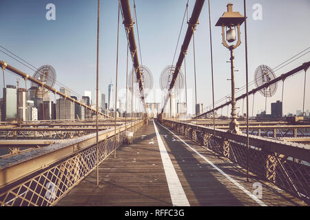 Vue grand angle du Brooklyn Bridge au lever du soleil, aux teintes de couleur photo, NYC. Banque D'Images