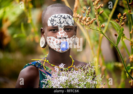 KIBISH, ÉTHIOPIE - 22 août 2018 : une femme non identifiée de Surmi tribu, avec décorations florales. Surmi sont également appelés Suri ou Surma et vivre à vill Banque D'Images