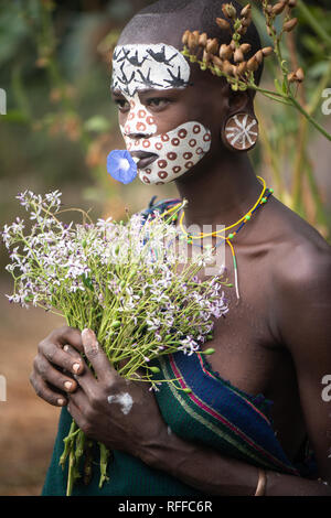 KIBISH, ÉTHIOPIE - 22 août 2018 : une femme non identifiée de Surmi tribu, avec décorations florales. Surmi sont également appelés Suri ou Surma et vivre à vill Banque D'Images