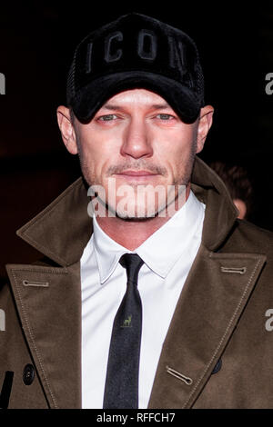 Luke Evans laissant Dsquared2 fashion show à Milan Banque D'Images