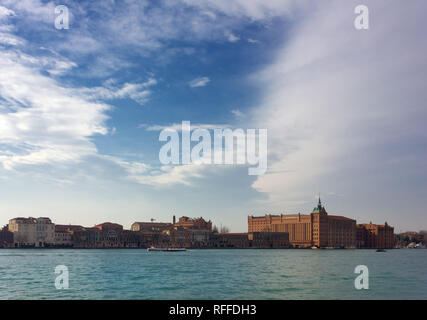 Voir l'île de Giudecca avec le moulin Stucky historique à Venise, Italie Banque D'Images