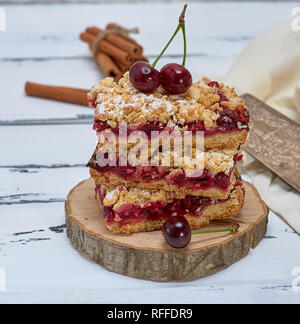 Cake maison avec cherry, la cuisson de la pâte friable, Close up Banque D'Images
