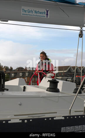 Skipper Nikki Henderson à la barre de Tracy Edwards' Location de Maiden, sur laquelle Edwards mener le premier équipage féminin dans la Whitbread 1989 Course. Pic 2018 Banque D'Images