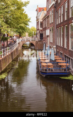 Terrasse flottante dans le canal à l'dans Wijnhaven de Delft aux Pays-Bas Banque D'Images