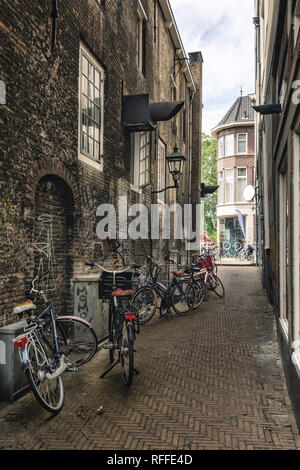 Impression d'une rue étroite dans l'ancien centre de Delft aux Pays-Bas Banque D'Images