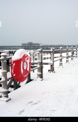 Le long du front de neige inhabituelle à Hastings avec la jetée en arrière-plan, East Sussex, UK Banque D'Images