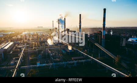 Paysage industriel avec forte pollution produite par une grande usine Banque D'Images