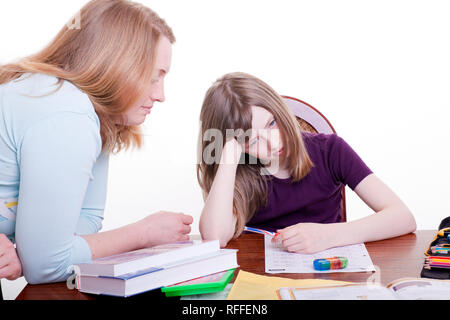 Une femme aide son enfant à domicile Banque D'Images