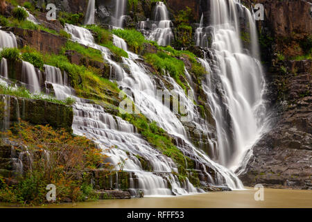 Une longue exposition de la magnifique cascade Pongour situé près de Dalat, Vietnam Banque D'Images