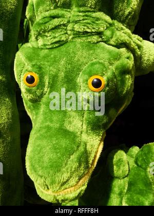 Close-up of a cute, de couleur vert tendre Crocodile en peluche jouet vu aux Philippines Banque D'Images