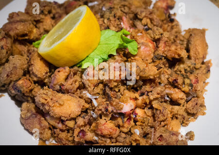 De plaque, la plaque de petits chopitos calamars poêlé au citron, plat traditionnel Banque D'Images