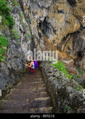Route le long de la côte qui mène à l'Caballo phare dans la ville de Santoña, Cantabria, ESPAGNE Banque D'Images