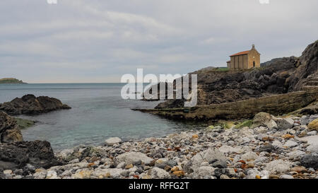 Petite église de Santa Catalina, sur la côte de Mundaca village de Gascogne durant une journée nuageuse, Espagne Banque D'Images