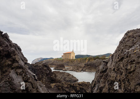 Petite église de Santa Catalina, sur la côte de Mundaca village de Gascogne durant une journée nuageuse, Espagne Banque D'Images