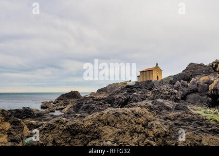 Petite église de Santa Catalina, sur la côte de Mundaca village de Gascogne durant une journée nuageuse, Espagne Banque D'Images