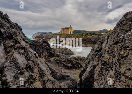 Petite église de Santa Catalina, sur la côte de Mundaca village de Gascogne durant une journée nuageuse, Espagne Banque D'Images