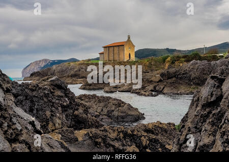 Petite église de Santa Catalina, sur la côte de Mundaca village de Gascogne durant une journée nuageuse, Espagne Banque D'Images