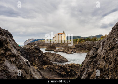 Petite église de Santa Catalina, sur la côte de Mundaca village de Gascogne durant une journée nuageuse, Espagne Banque D'Images