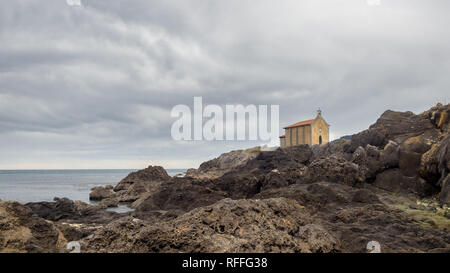 Petite église de Santa Catalina, sur la côte de Mundaca village de Gascogne durant une journée nuageuse, Espagne Banque D'Images